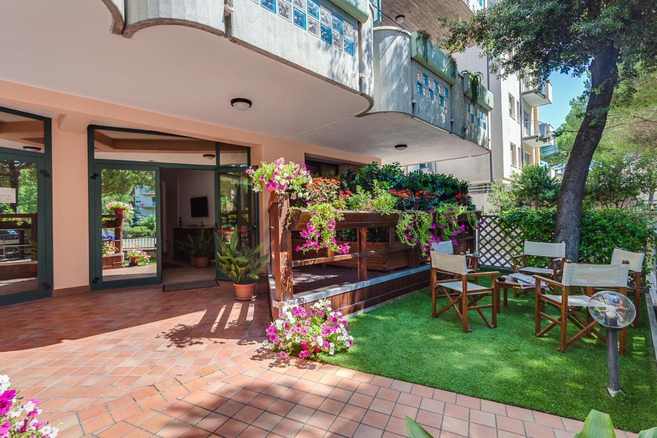 Hotel Residence Jamaica Milano Marittima Bagian luar foto